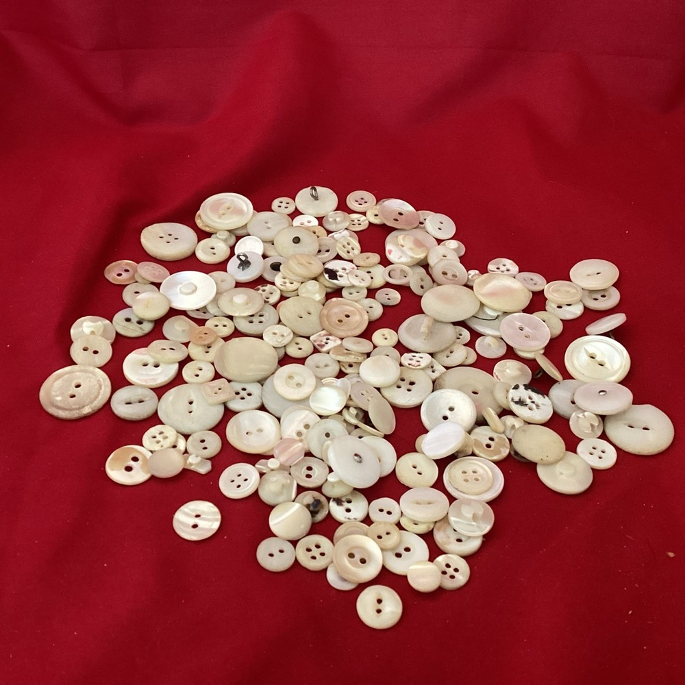 178 grams of various Motherpearl sizes sewing buttons lot